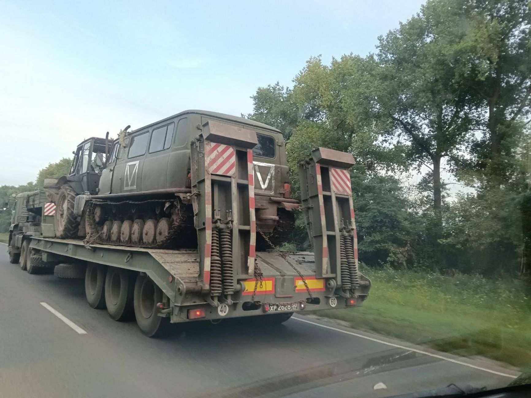 Транспортировка российского гусеничного снегоболотохода ЗВМ-2411 «Узола» 