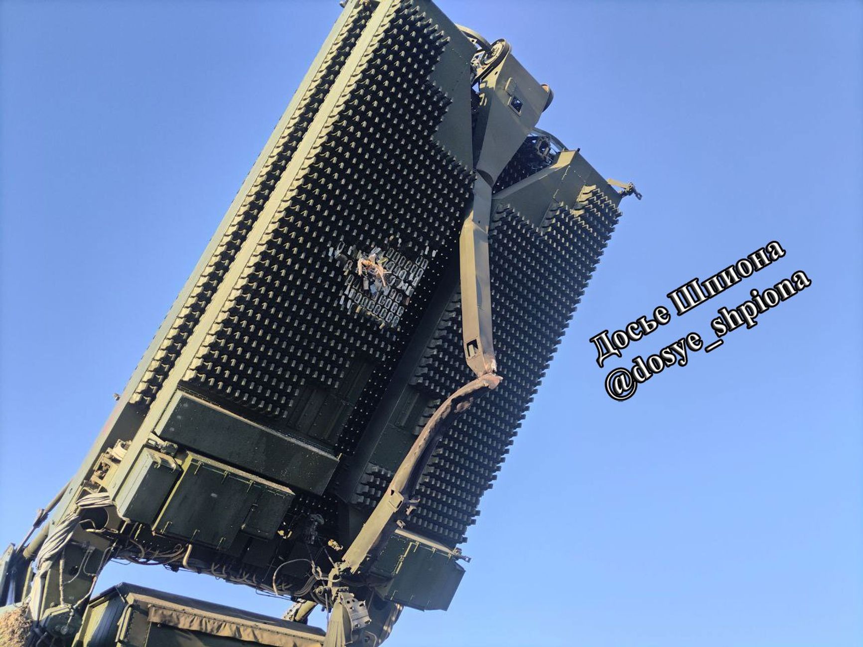 Последствия атаки БПЛА на РЛС комплекса С-400 «Триумф» рядом с населенным пунктом Саки в Крыму