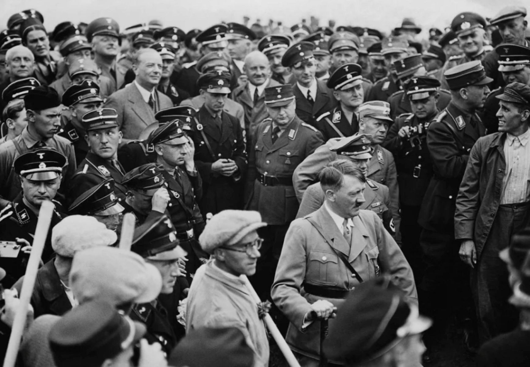 Hitler at the groundbreaking ceremony for the Reichsautobahn in Frankfurt am Main sueddeutsche.de