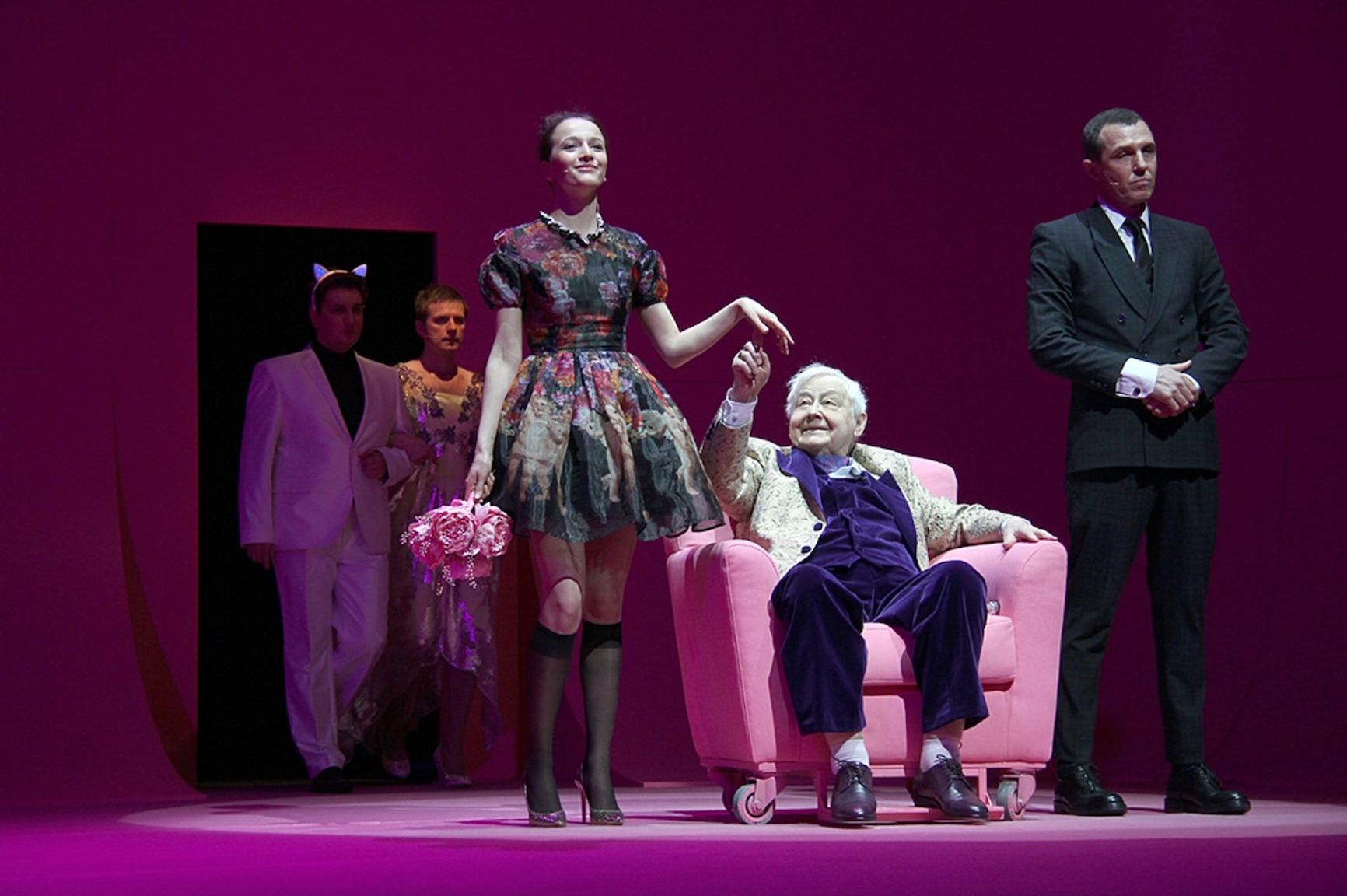 Сцена из спектакля «Дракон»