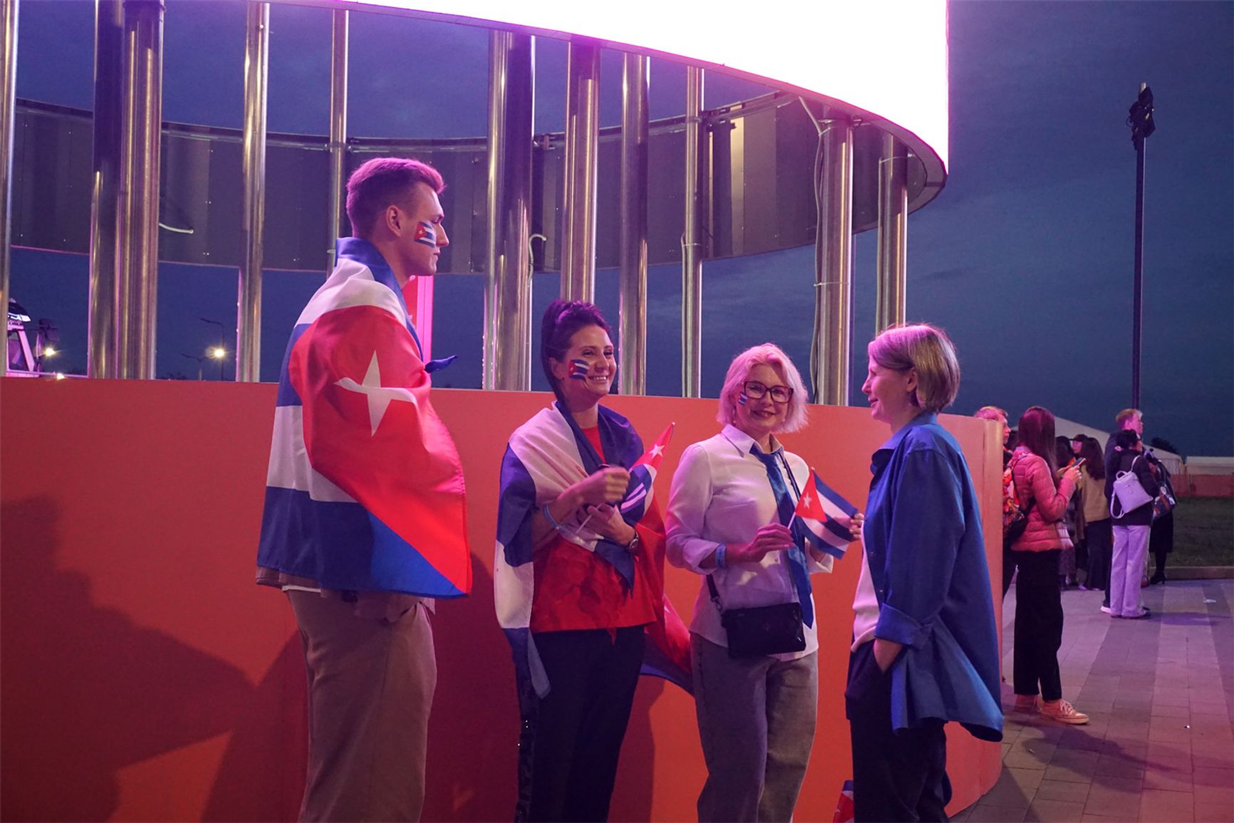 Флаги «фанатам» раздавали организаторы в равных количествах, чтобы не оказалось, что какую-то из стран поддерживают больше, а другую меньше