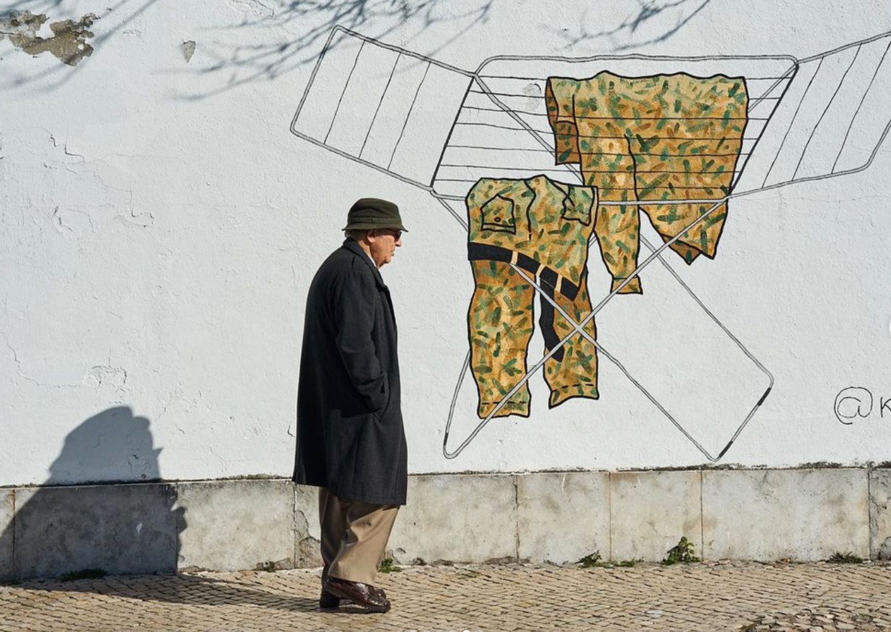 THE WAR IS NOT YET OVER, работа художника @kuril.chto — Лиссабон, 24.02.2023